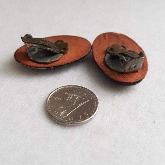 Vintage oval shaped black, gold, and silver clip on earrings retro - Picture 4 of 6